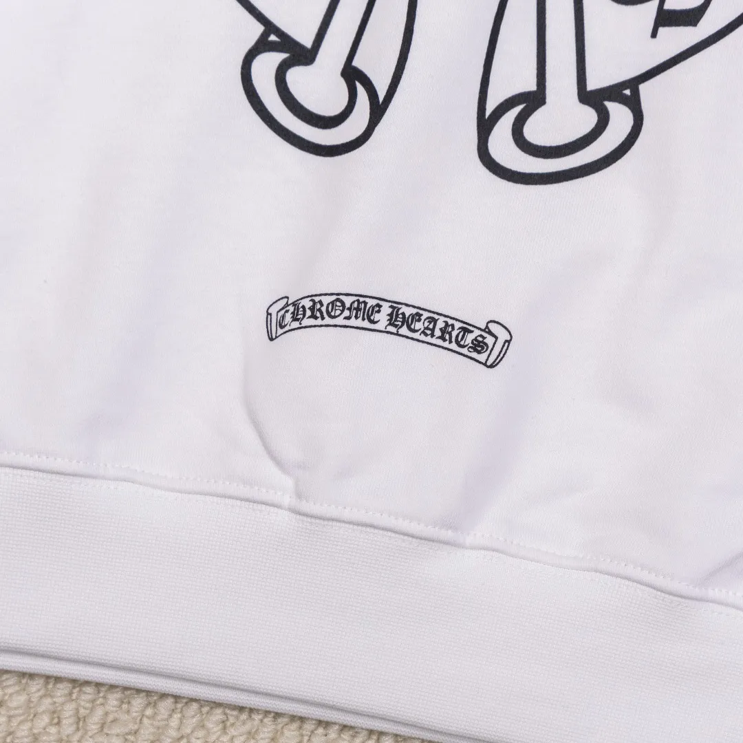 P190 Chrome Hearts/Chrome Hearts CH arm cross horseshoe Sanskrit off-shoulder round neck sweatshirt for women. Selected Xinjiang Chinese cotton fabric. The texture is delicate and soft, gentle and non-prickly. The loose version is not tight. It is an indispensable wardrobe item for goddesses!  Color: White Size "S M L